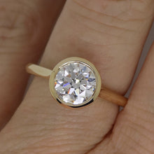 Load image into Gallery viewer, Aroca 18ct "Époque" Yellow Gold Lab Grown Round Brilliant Diamond Engagement Ring 1.50CT SKU 7711025
